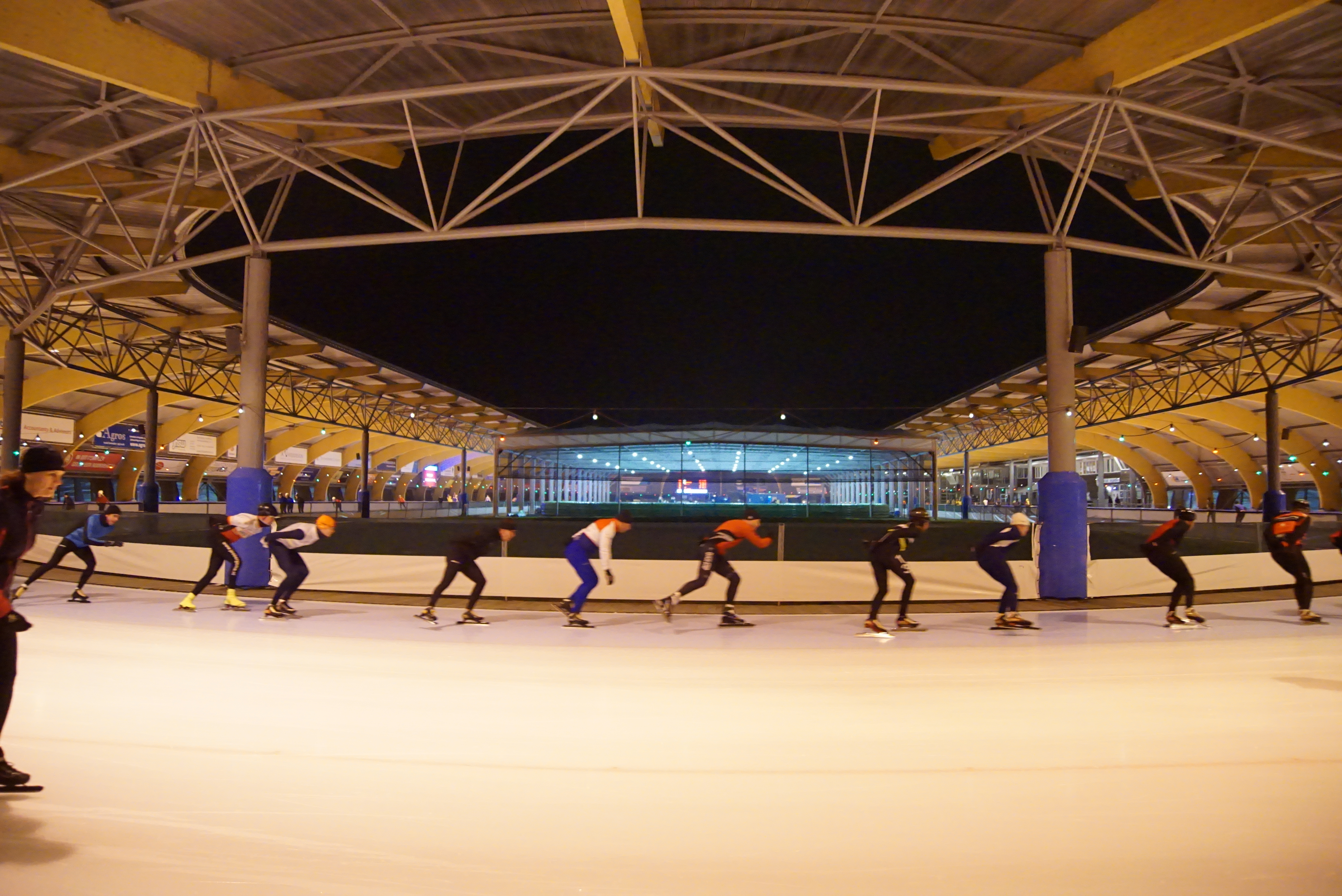 Afbeelding van de IJsbaan Haarlem bij avond 